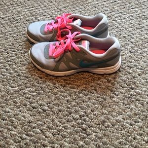 NIKE revolution tennis shoes size 8