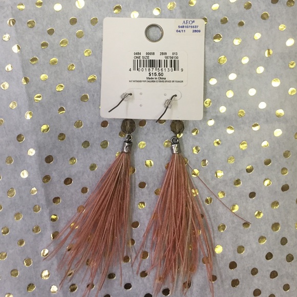 ❤️SOLD❤️ Flirty feather earrings💕 - Picture 2 of 3