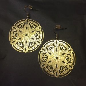 I love these Vintage gold metal design earrings!!