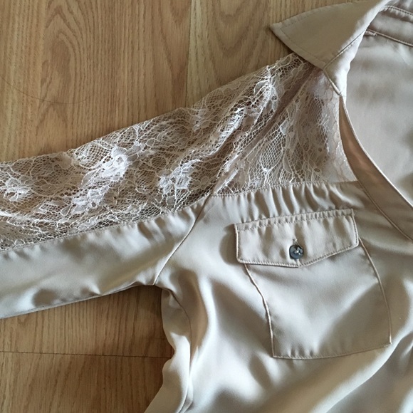 Cute tan laced on the arms blouse🙃 - Picture 3 of 3