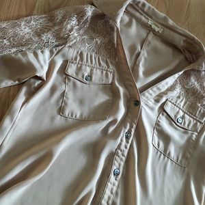Cute tan laced on the arms blouse🙃