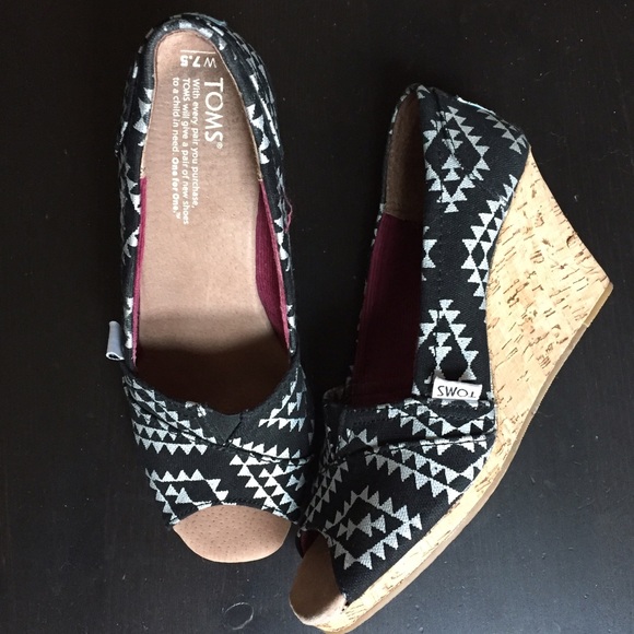 ❌❌SOLD❌❌TOMS Women's "Reina" Wedge, Tribal Print