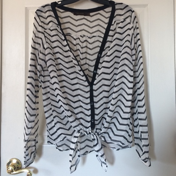 Limited chevron black and white blouse