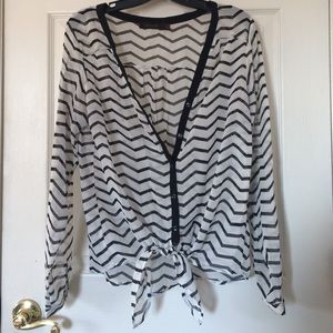 Limited chevron black and white blouse