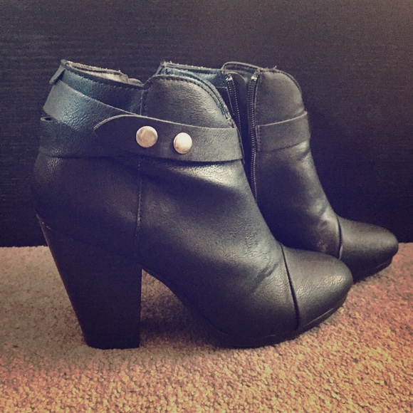 Black Ankle Boots Size 8 - a.n.a