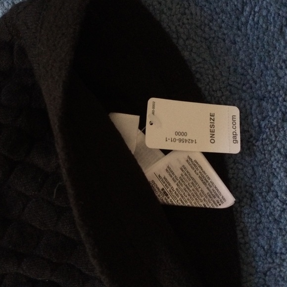 black Gap pom pom hat - Picture 2 of 2