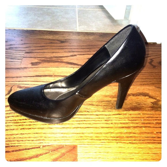 Gorgeous black pumps