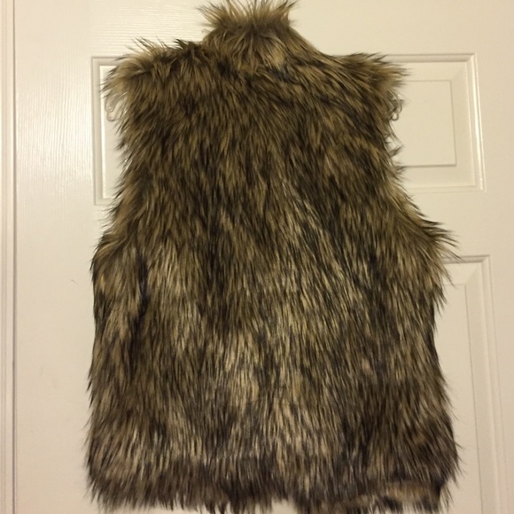 Sold Faux Furry Vest - Picture 2 of 3