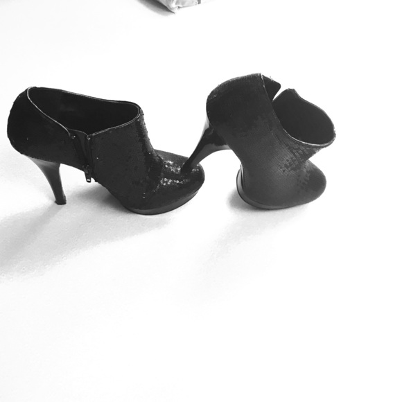 Black Sequin 7 M Fabulous Heels - Picture 1 of 3