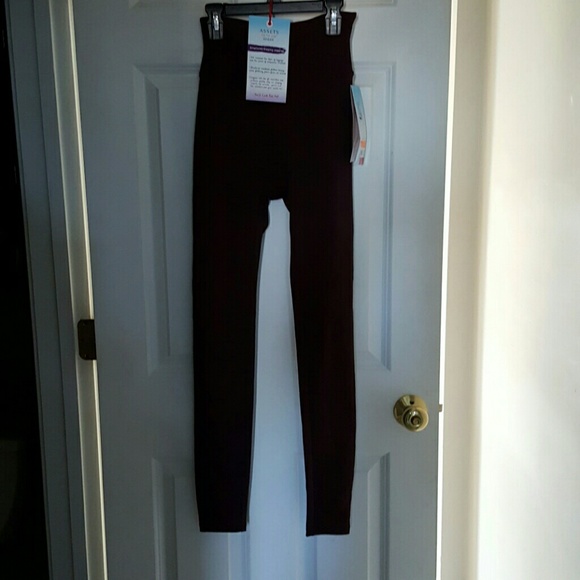SPANX NWT Ponte Leggings. RED  HOT LABEL