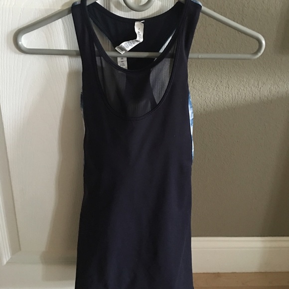 Lululemon mesh with me Tank - Picture 3 of 4