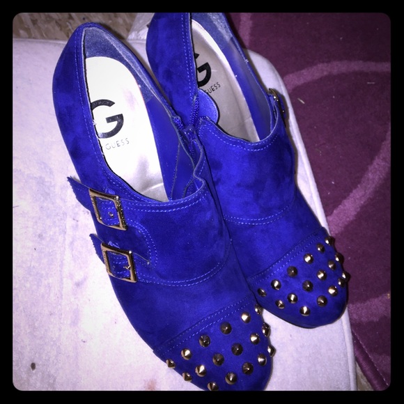 Blue suede guess pumps
