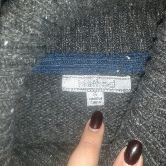 Men's Color block toggle closure sweater - Picture 2 of 4