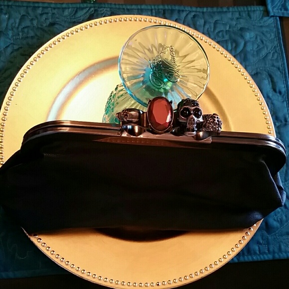 Finger ring clutch