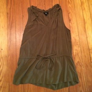 Top that cinches near waist