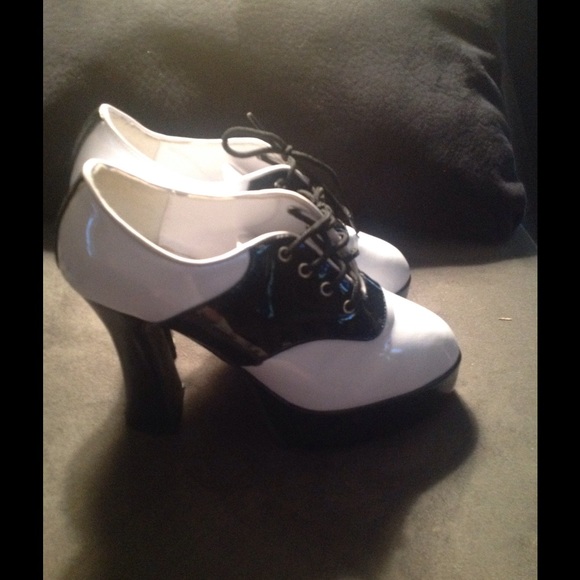 Platform saddle shoes