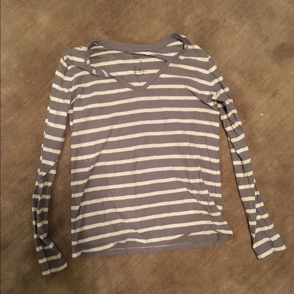 Gap essential v neck shirt