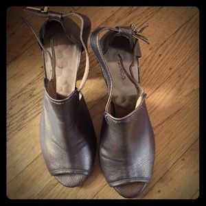 Klub Nico heels. US size 9. Color bronze.
