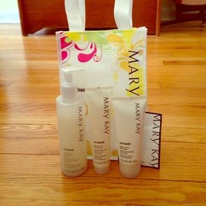 Mary Kay Satin Hands set with bag