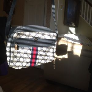 Gucci shoulder bag.