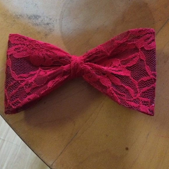 Red lace hair clip in bow