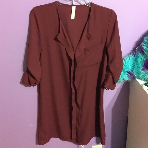 Maroon quarter length shirt