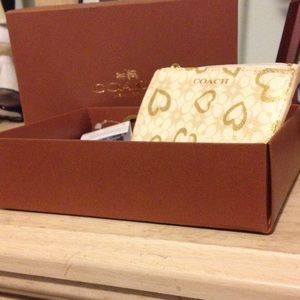 NEW WITH TAG COACH CHANGE PURSE!! ON HOLD