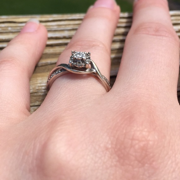 Beautiful Diamond Ring - Picture 3 of 4