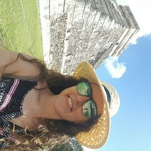 Meet your Posher, Adrienne