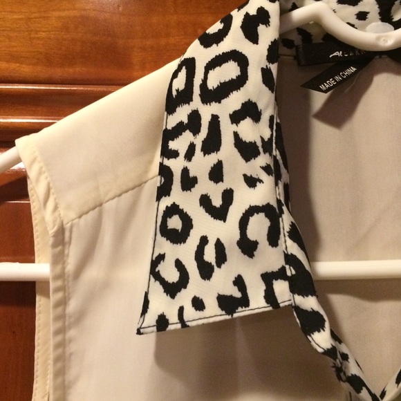 Sleeveless blouse with leopard print trim - Picture 2 of 4