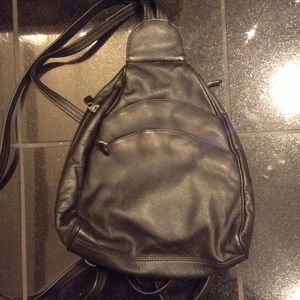 iLi black leather backpack