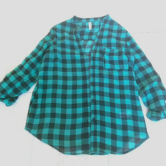 Plaid green and black button uo - Picture 1 of 1