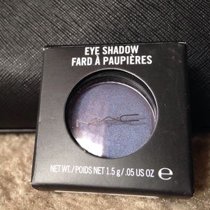 MAC Eye Shadow. Contrast.