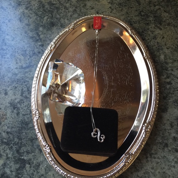 Ladies pendant white gold plated diamond melees