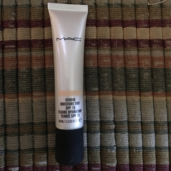 MAC Studio Moisture tint foundation SPF 15 -light