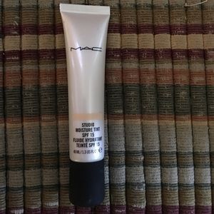MAC Studio Moisture tint foundation SPF 15 -light
