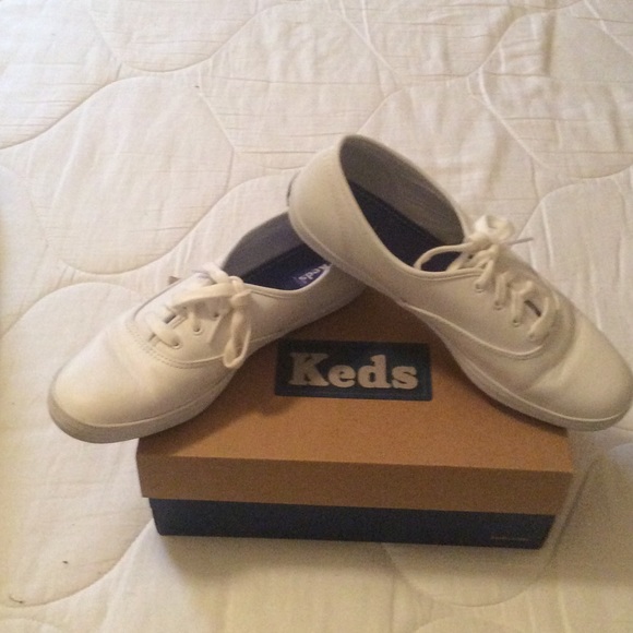 7.5 white leather Keds