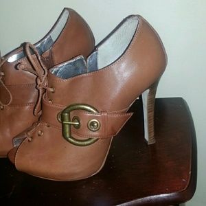 Beautiful Gianni Bini peep toe booties