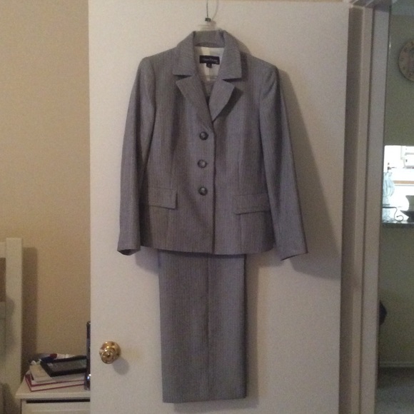 12P Evan-Picone fully lined gray suit