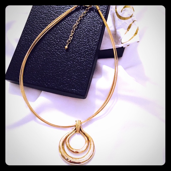 Gold pendant necklace