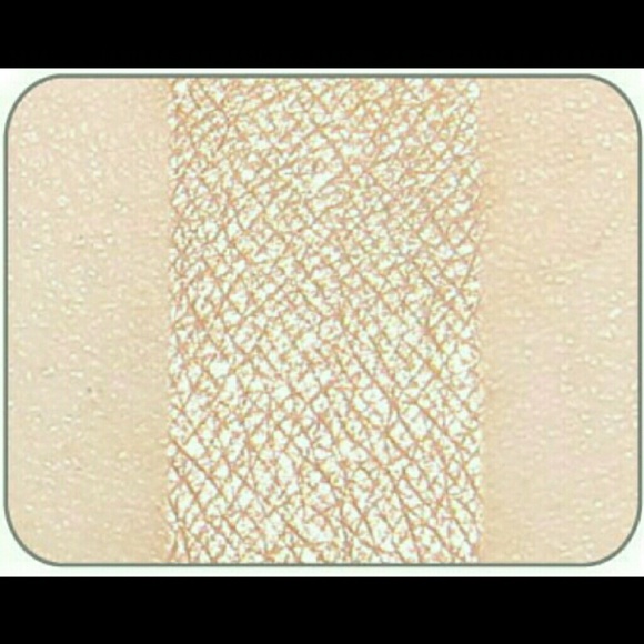 The Balm Mary Lou Manizer Highlighter - Picture 2 of 3