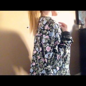 H&M FLORAL LIGHT SWEATER ❤️