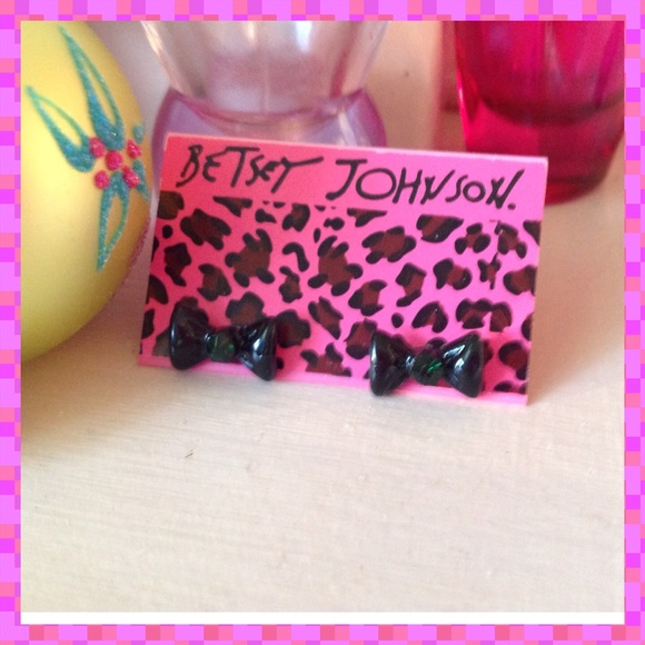 BJ  BLACK EARRINGS W/GREEN CENTER