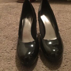 Black pumps