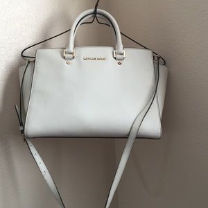 White Michael Kors purse👜