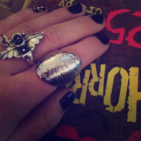 Silver thumbprint bean knuckle ring finger flair