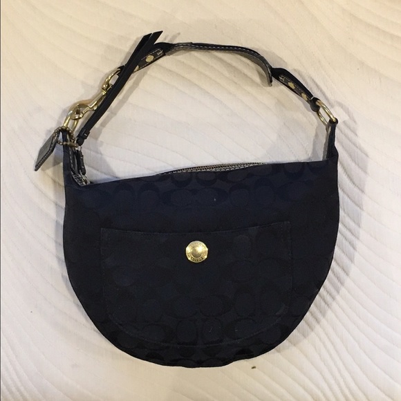 MUST GO ❤️Coach Signature Hamptons Hobo