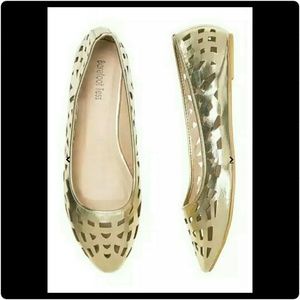 13W BareFoot Tess, Never Worn. Gold Cut Out Flat