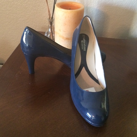 Navy Naturalizer pumps