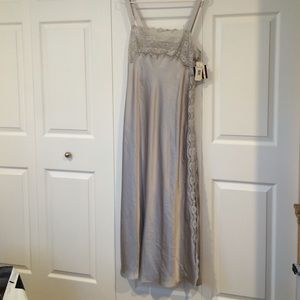 GORGEOUS VALENTINO NIGHT GOWN. SZ LARGE.